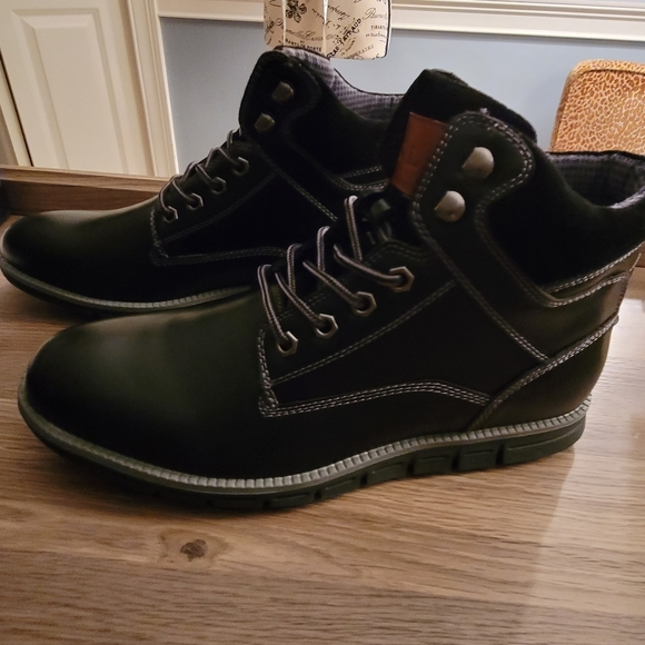 Men's Boots NWT with Box! - Picture 1 of 4